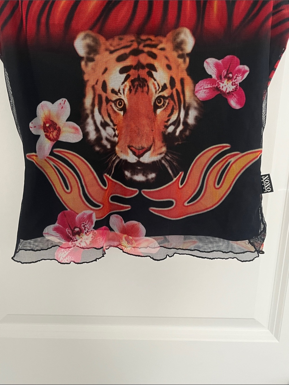 XOXO Black & Red Tiger Graphic V-Neck Tank - Picture 4 of 7